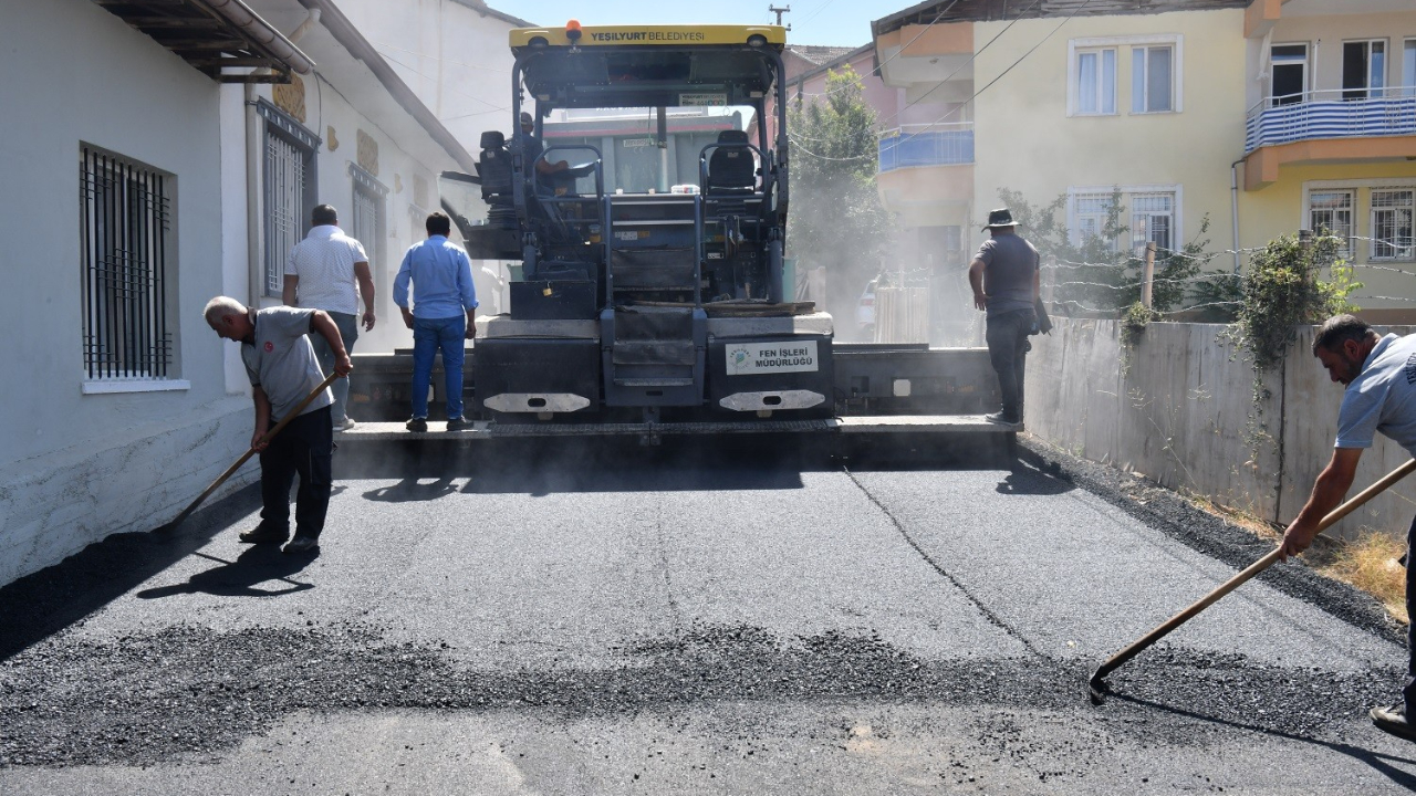 AŞAĞIBAĞLAR MAHALLESİ’NİN YOLLARI ASFALTLANIYOR