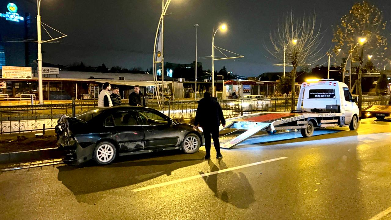 ÇEVREYOLUNDA İKİ OTOMOBİL ÇARPIŞTI