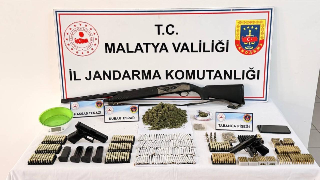 ÇOK SAYIDA UYUŞTURUCU VE SİLAH ELE GEÇİRİLDİ