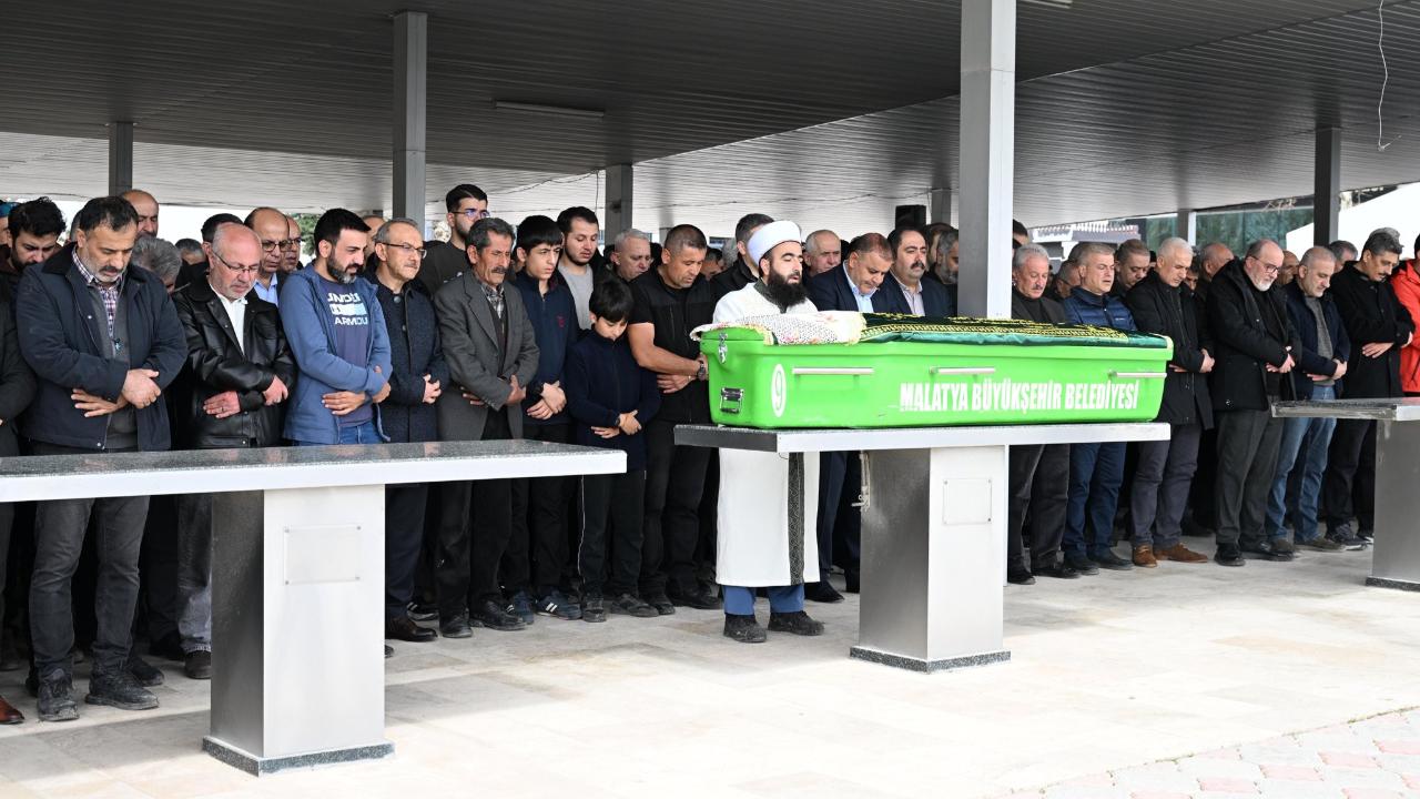 HAYATINI KAYBEDEN ÖĞRETMEN GÖZYAŞLARIYLA DEFNEDİLDİ