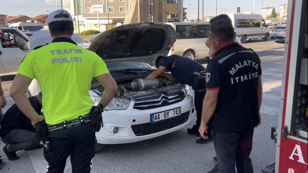 Araca Giren Kedi, İtfaiyenin Çaldığı Kedi Sesiyle Kurtarıldı