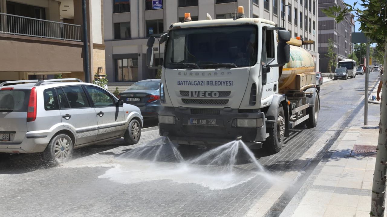 Battalgazi Belediyesi’nden Akpınar Çarşısı’nda Kapsamlı Temizlik Çalışması