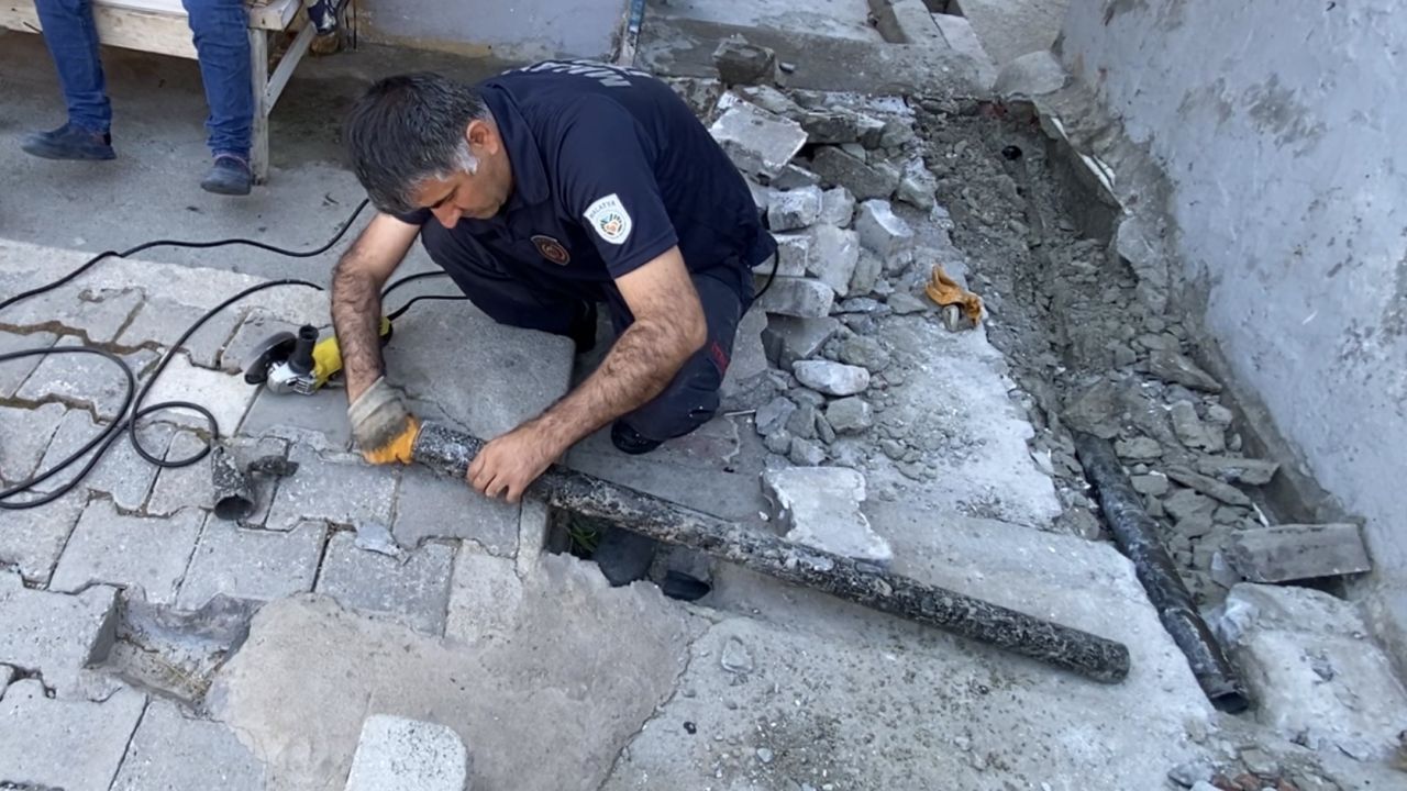 Beton Kırıldı, Boru Kesildi: Yavru Kediye Umut Operasyonu