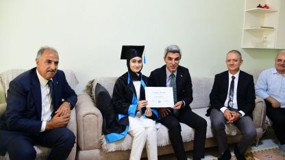 Engelleri Azmiyle Aştı, Mezuniyet Belgesini İl Müdürünün Elinden Aldı