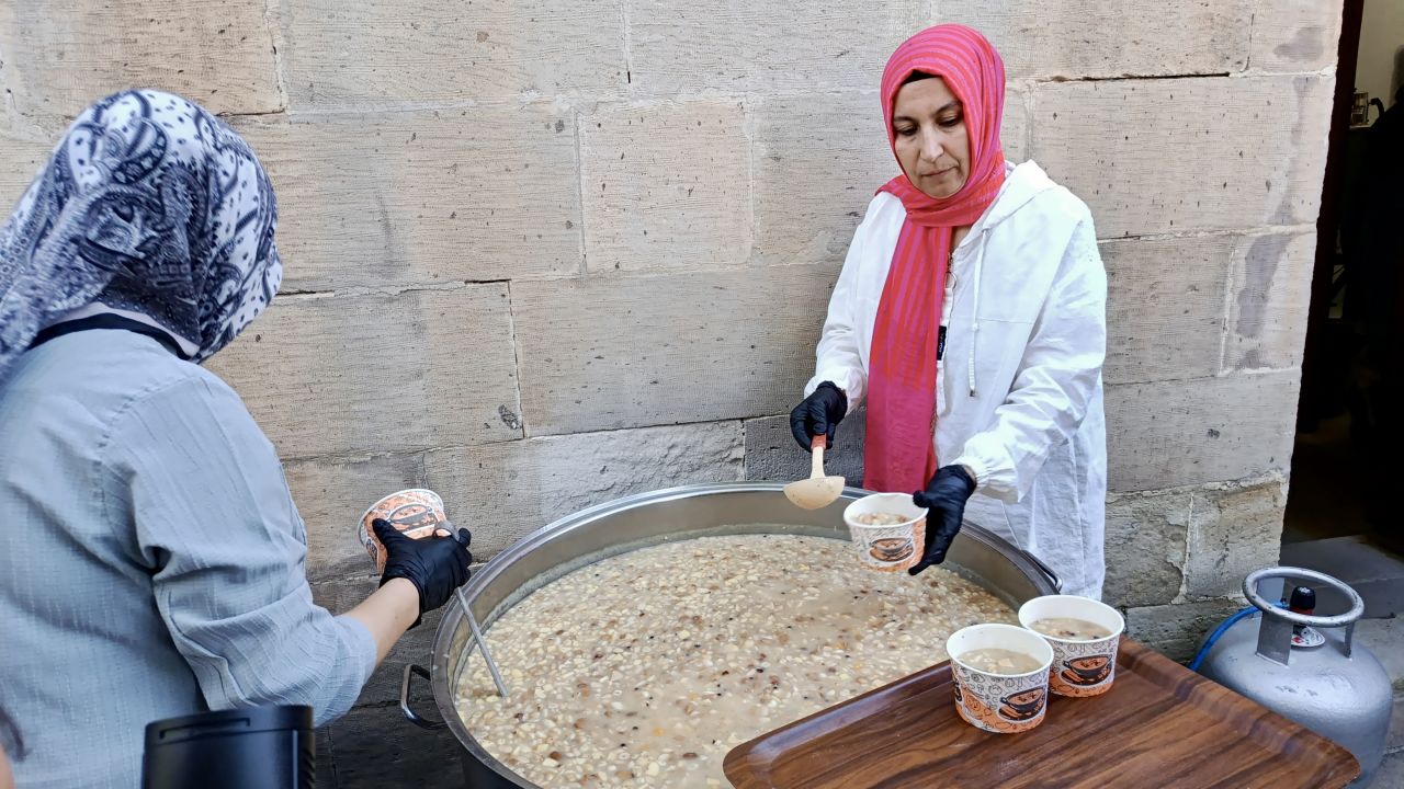 Kadın Esnafların Aşuresi Gönülleri Isıttı