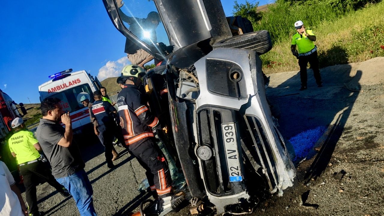 Kapıkaya Mevkiinde Hafif Ticari Araç Devrildi: 2 Yaralı