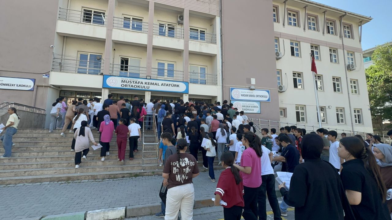 LGS Heyecanı Başladı, Veliler Dışarıda Dualarla Bekliyor