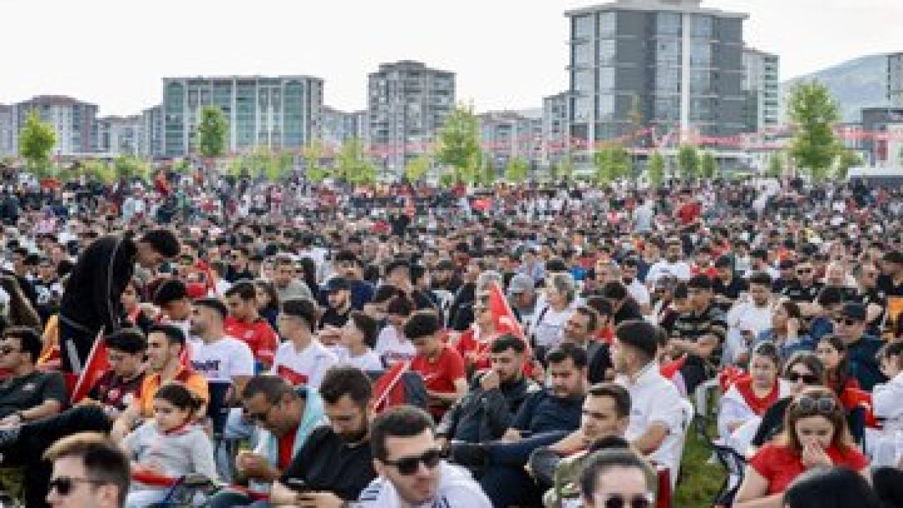Malatya’da Milli Maç Coşkusu Dev Ekrana Taştı