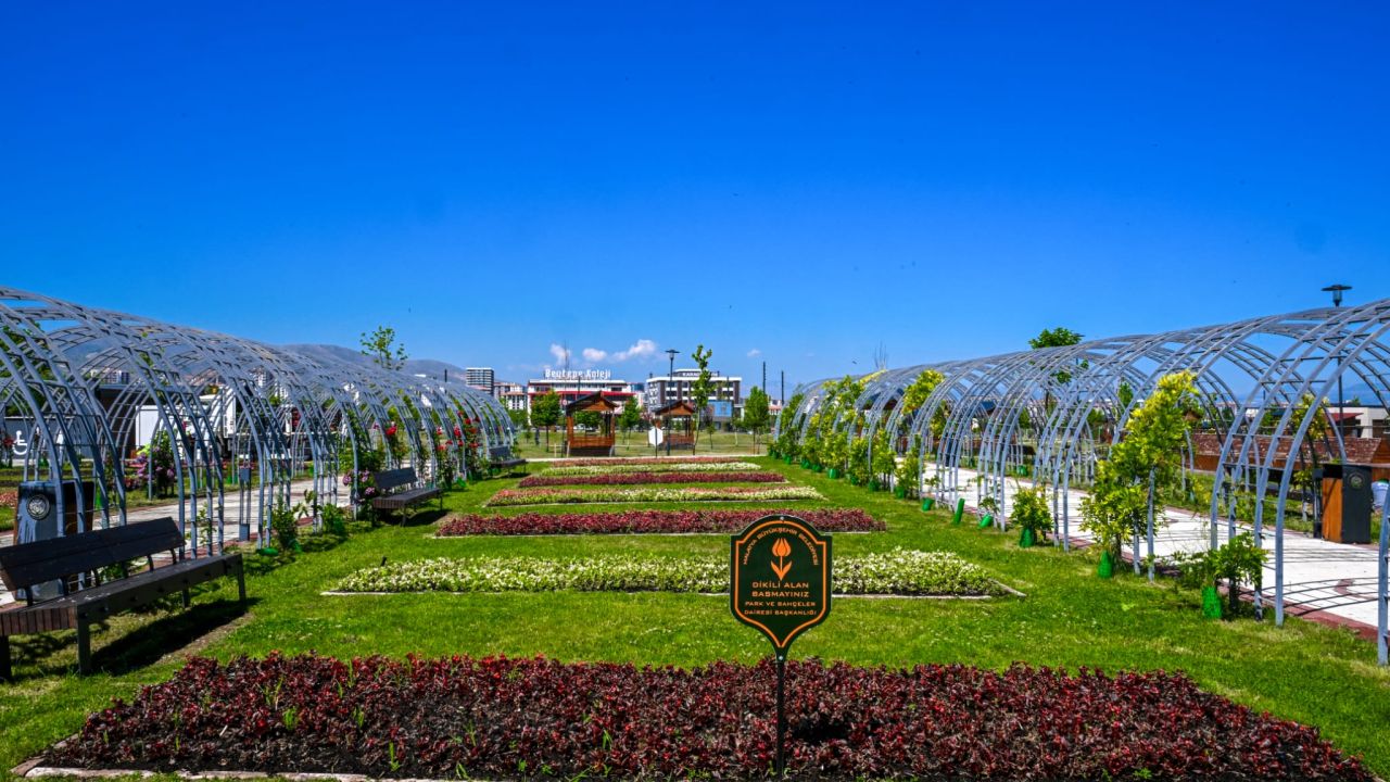 Malatya’da Parklar ve Kavşaklar Çiçeklerle Süslendi