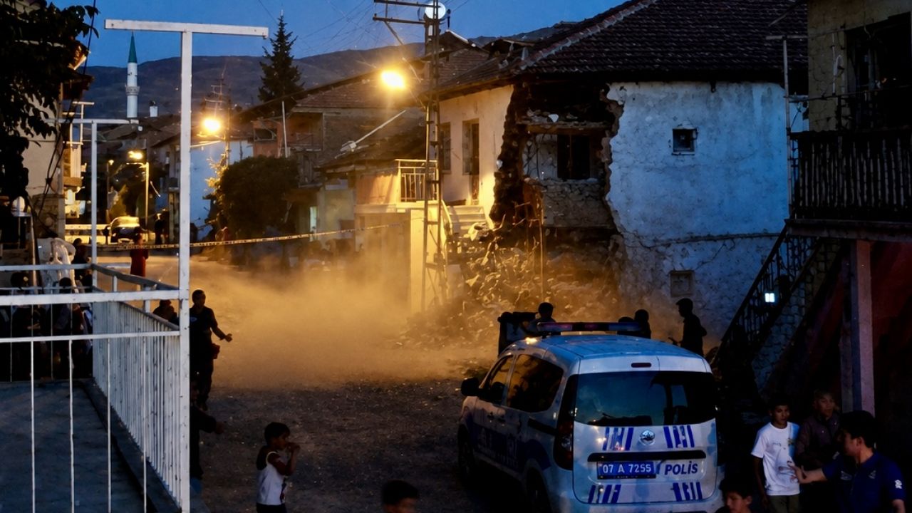 Çökme Riski Oluşan Kerpiç Ev Tahliye Edildi