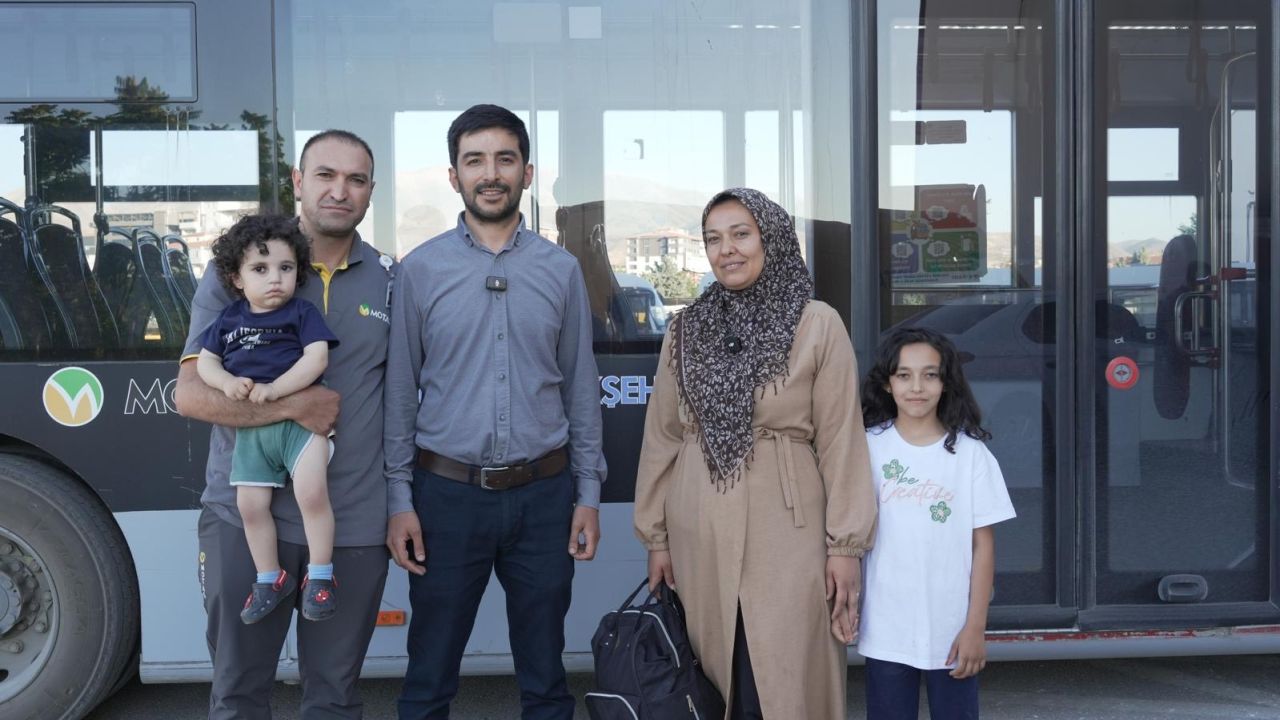Otobüste Unutulan Ziynet Eşyası Dolu Çanta Sahibine Teslim Edildi