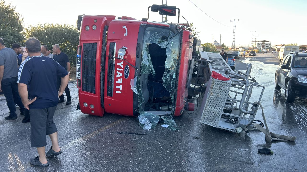 Yangına Giden İtfaiye Aracı Devrildi: 3 Yaralı