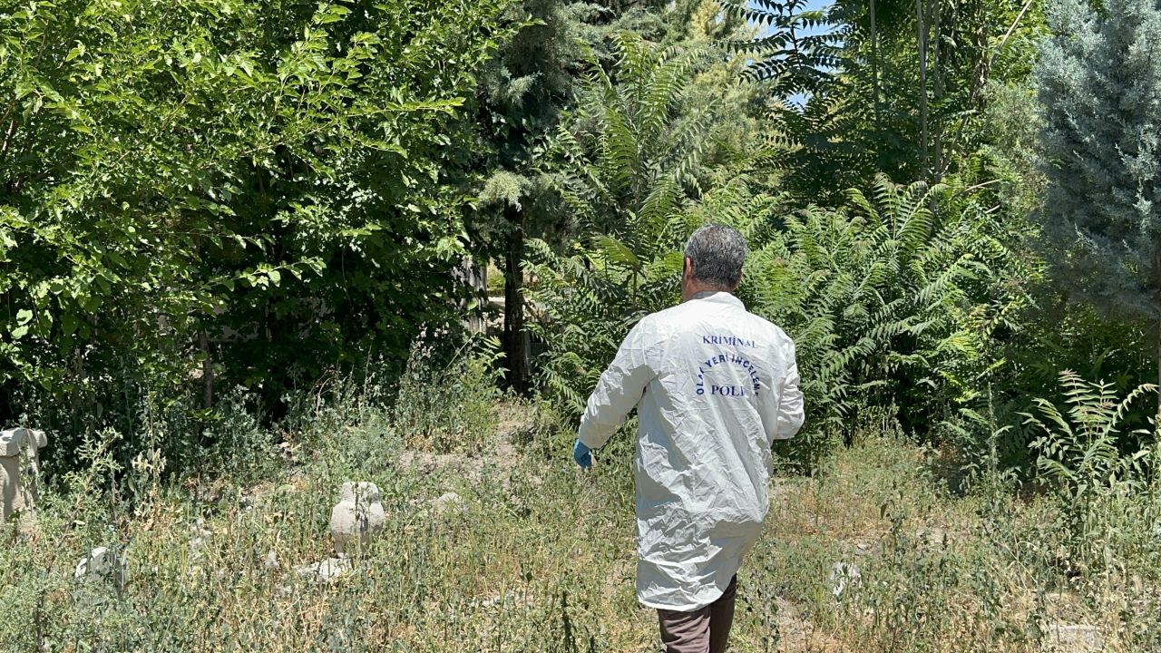 Yaşlı Adam Mezarlıkta Canına Kıydı